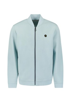 Lichtblauwe bomberjack gemaakt van zachte stof, met een ritssluiting aan de voorkant en een hexagonaal logo op de linkerborst. Ribgebreide manchetten en zoom.