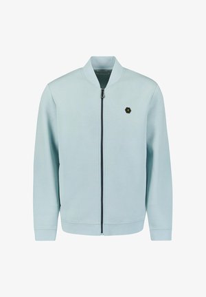 Lichtblauwe bomberjack gemaakt van zachte stof, met een ritssluiting aan de voorkant en een hexagonaal logo op de linkerborst. Ribgebreide manchetten en zoom.