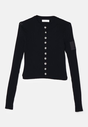 Črn rebrast pleten cardigan z dolgimi rokavi, okroglim izrezom in zapiranjem na gumb, ki ima srebrne gumbe ter logotipni odtis na rokavu.
