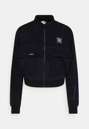 Čierna skrátená zipsová bunda vyrobená z mäkkej tkaniny, s dvoma prednými vreckami, nášivkou loga Puma a tyrkysovým textom na rukáve.