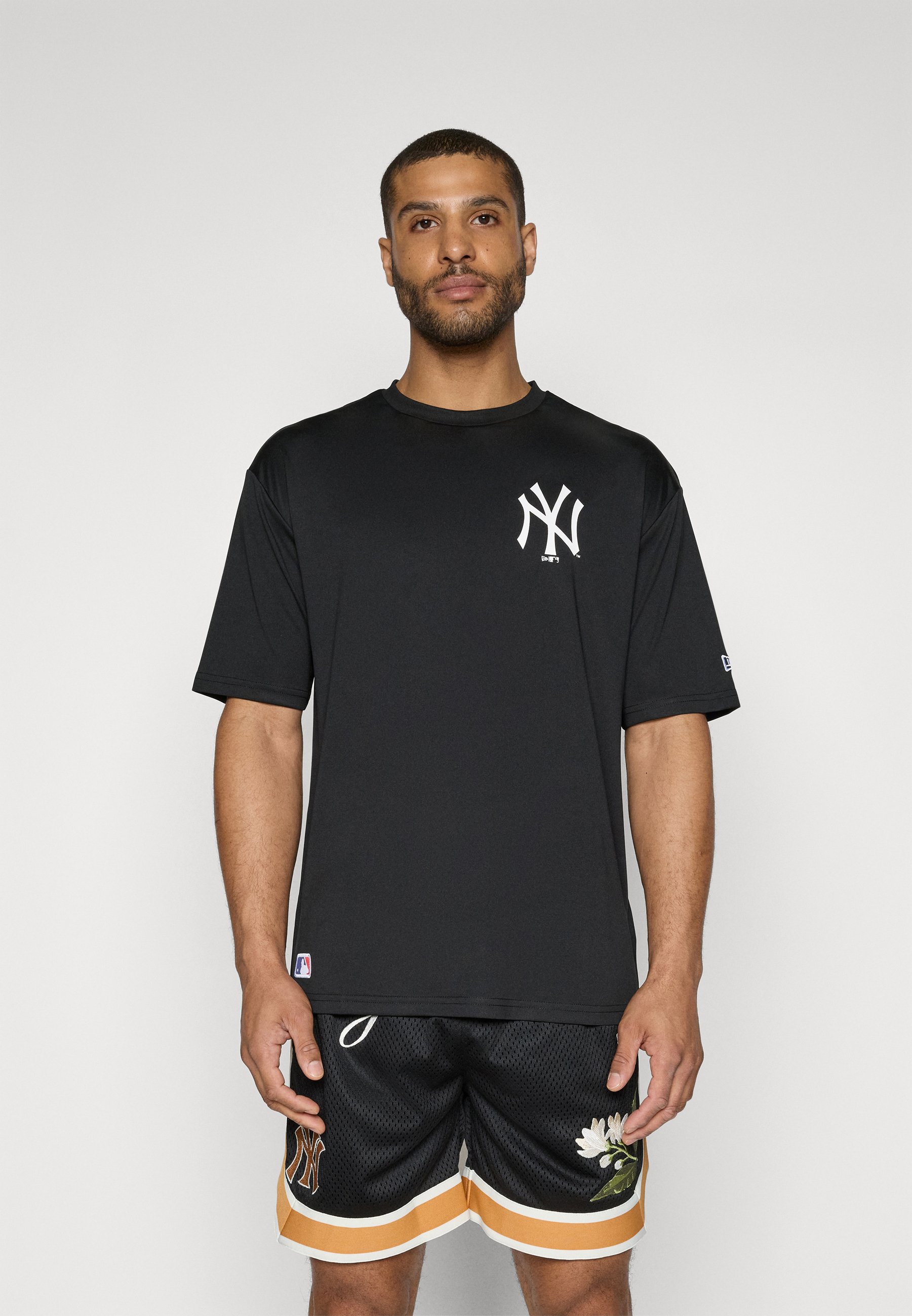 Tシャツ・カットソー New Era MLB New York Yankees Neon Logo T-Shirt Evening Blue Tシャツ・カットソー New Era MLB New York Yankees Neon Logo T