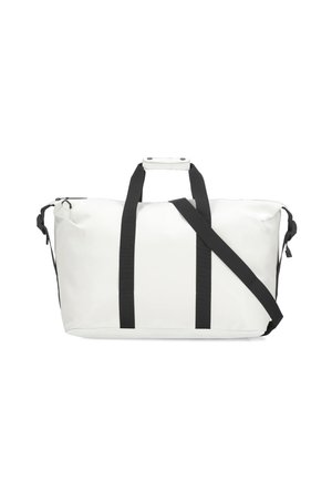 Borsa a sacco bianca realizzata in materiale liscio, con manici neri e una tracolla rimovibile. Chiusura con zip e una maniglia superiore.