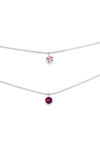 Sølv kædensenke med to runde, farverige vedhæng: en pink og en mørkerød, begge med en poleret overflade og et minimalistisk design.