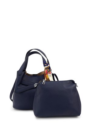 Marine leren handtassenset met een gestructureerde buitenkant, een tas met een sjaalaccent, beide met verstelbare schouderbanden en ritssluitingen.