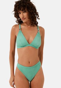 Bikini komplet v mint zeleni barvi, ki vsebuje teksturirano tkanino, trokutast zgornji del z nastavljivimi naramnicami in hlačke visoke pasu z gladkim pasom.