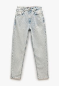 Jeans de mezclilla azul claro con corte recto. Cuenta con cinco bolsillos y cierre de botón. Costuras visibles y ligero desgaste en la tela.