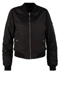 Svart bomberjacka med dragkedja fram, ribbade ärmslut och nederkant. Tillverkad av mjukt, glänsande tyg; har sidofickor och en dragkedjeficka på ärmen.