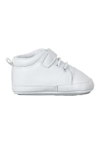 Chaussure de bébé blanche douce avec des lacets, une bride Velcro et une boucle à l'arrière pour un enfilage facile, vue de profil.