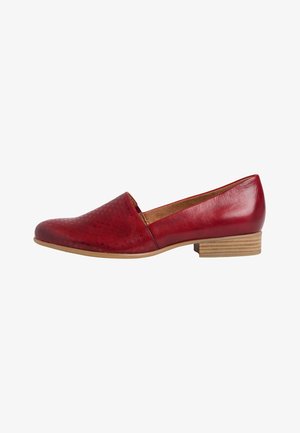 Chaussure rouge en cuir à enfiler avec un devant texturé et à motifs, un dos lisse et un petit talon en bois empilé. Silhouette plate, design minimaliste.