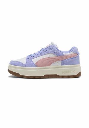 Buty sportowe na niskiej platformie z białą podstawą, pastelowo różowym paskiem, lawendowymi nakładkami ze skóry zamszowej, jasnobrązową podeszwą i sznurowaniem.