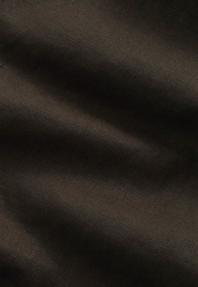 Tissu texturé brun foncé avec de subtiles plis diagonaux créant des ombres douces et des reflets sur toute la surface.