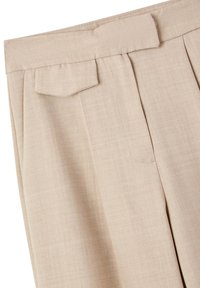 Pantaloni beige con una texture liscia, caratterizzati da pieghe e una vita con un passante per la cintura sul retro. Sono visibili due tasche laterali.