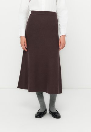 Jupe en laine marron au design évasé, longueur mi-mollet, texture lisse, associée à des chaussettes grises jusqu'aux genoux et des mocassins noirs.