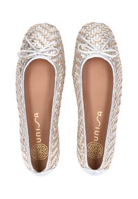 Ballerines tissées en or et en argent avec un bout rond, un nœud décoratif et une doublure intérieure beige. Semelle plate avec un branding subtil sur les semelles intérieures.