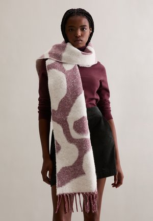 Sjaal met patroon in wit en mauve, gemaakt van zacht materiaal, met franjerand en een gedurfd ontwerp met vloeiende, abstracte vormen.
