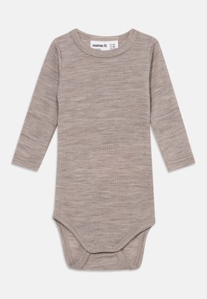 Body bébé beige côtelé à manches longues avec boutons-pression en bas et col arrondi.