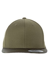 Cappello verde oliva con visiera piatta e tessuto testurizzato. La parte inferiore della visiera presenta un motivo camouflage. Chiusura snapback regolabile inclusa.