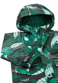 Giacca verde a fantasia con cappuccio, decorazioni a foglie e animali, chiusura con zip, polsini elasticizzati e una morbida fodera interna. Materiale impermeabile.
