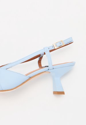 Lyseblå slingback sko lavet af glat læder, med et trekantet tådesign, tynde remme, en guldbuckle og en blokhæl.