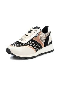 Sneakers caratterizzati da un mix di rete nera, pelle bianca e accenti metallici color oro rosa. Suola bianca spessa con fondo in gomma nera testurizzata.