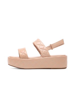 Beige Plattformsandalen aus gestepptem synthetischem Material, mit breiten Riemen und verstellbarem Knöchelriemen. Sie verfügen über eine strukturierte Oberfläche und eine flache Sohle.