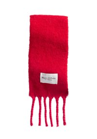 Écharpe en laine rouge avec une texture douce, des bords frangés, et une étiquette portant les inscriptions « Marc O'Polo » et « EST. IN STOCKHOLM » en noir.