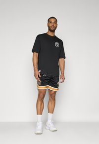 New Era MLB NEW YORK YANKEES FLORAL SHORT - Club wear - black