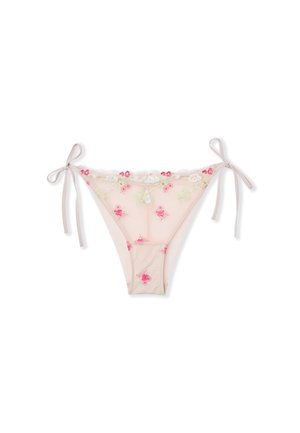 Sous-vêtement bikini transparent rose brodé de fleurs avec des liens à nouer sur les côtés, sur fond blanc.