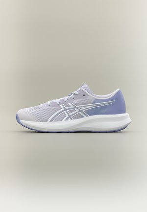 Scarpa da corsa atletica viola chiaro e bianca con tomaia in mesh e suola decorata, vista di lato su sfondo semplice.