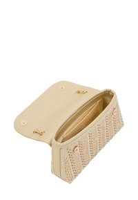 Beige clutch taske med en tekstureret overflade, der viser et geometrisk mønster, prydet med små perler og detaljer i guld. Åbnes med magnetlukning.