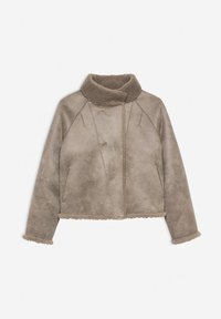 Giacca corta marrone realizzata in soffice pelliccia sintetica, presenta un ampio colletto, chiusura frontale con zip e orlo grezzo con dettagli cuciti.