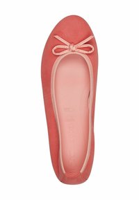Bailarina de ante en color coral con punta redondeada, ribete rosa y un pequeño lazo en la parte frontal. Forro interior suave y diseño minimalista.