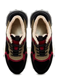 Paire de baskets en daim multicolores avec lacets noirs, panneaux rouges et olive, et doublure en polaire beige, vues de dessus sur un fond blanc.