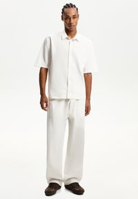 Bershka - BAGGY  - Trousers - white Thumbnail Image 1