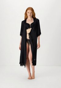 Svart kimono-kåpe med blonderkant laget av gjennomsiktig stoff, med vide ermer, midtlengde og åpen front.