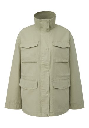 Jasnopłaszczowa kurtka użytkowa w jasnobeżowym kolorze z wysokim kołnierzem, zapięciem na guziki oraz czterema patkami na przodzie, zaprojektowana do noszenia na co dzień.