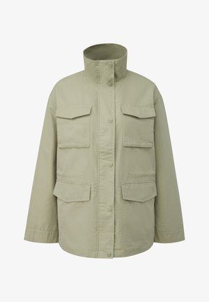 Jasnopłaszczowa kurtka użytkowa w jasnobeżowym kolorze z wysokim kołnierzem, zapięciem na guziki oraz czterema patkami na przodzie, zaprojektowana do noszenia na co dzień.