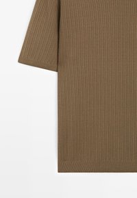 Brun striktrøje med korte ærmer, lodret ribstribet tekstur og fine detaljer langs ærmer og kant.