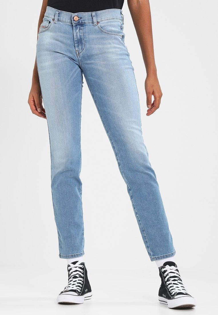 Ljusblå denimjeans med rak passform, femfickorsdesign, subtil blekning och knäppning i midjan. Kombination med svarta högstövlar.