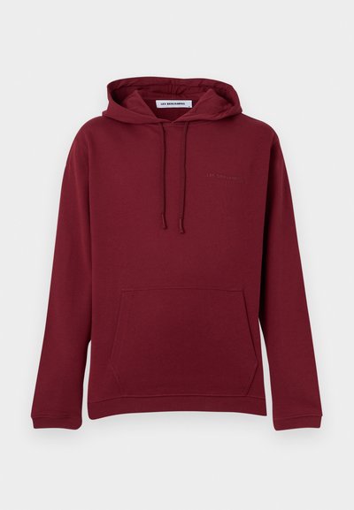 Μπορντό φούτερ με κουκούλα, μπροστινή τσέπη καγκουρό, ρυθμιζόμενο κορδόνι στην κουκούλα, μακριά μανίκια και διακριτικό κείμενο "Les Benjamins" στο στήθος.