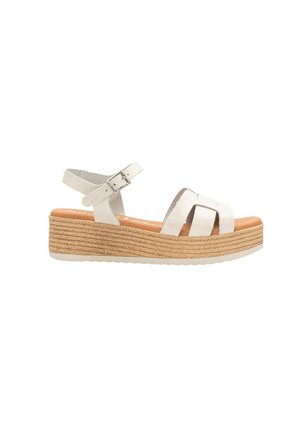 Sandalias de plataforma de cuero sintético blanco con tiras cruzadas, hebilla ajustable en el tobillo y detalles de yute trenzado en la suela de la plataforma.