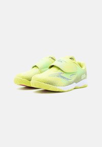 Φωτεινά κίτρινα παιδικά αθλητικά παπούτσια με λουράκια με αυτοκόλλητο, λευκές σόλες και μπλε λεπτομέρειες σε λευκό φόντο.