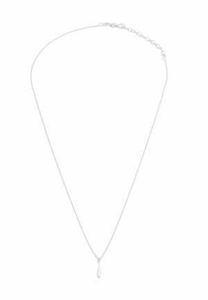 Collier en chaîne délicate argentée avec un petit pendentif en forme de goutte et un fermoir simple avec des maillons réglables.