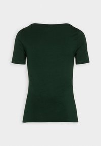 Camiseta de manga corta en verde oscuro con escote redondo. Hecha de una tela suave, presenta una forma ajustada y un diseño limpio, sin adornos.