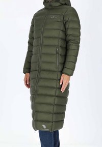 Langer, dunkelolivgrüner Steppmantel mit Reißverschluss, horizontalen Nähten, Kapuze und seitlichen Reißverschlusstaschen. Mit "PREMIUM DOWN"-Logo versehen.