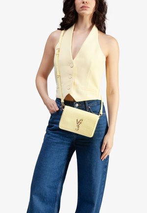 V73, BORSA A SPALLA CAMILLE. - Schoudertas - giallo