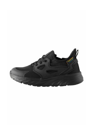 Chaussure de sport noire avec une tige en textile, semelle en caoutchouc flexible et accents en maille. Comprend une languette de traction et un design minimaliste.