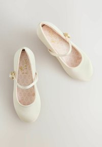 Balerini albi din piele, cu vârf rotund și o baretă. Suprafață moale și texturată, cu un model discret de frunze pe talpă.