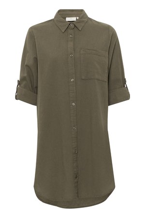 Camicia verde oliva con colletto classico, chiusura con bottoni e taschino sul petto. Presenta maniche arrotolate e orlo curvo.