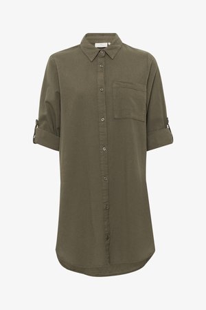 Olivovo zelená košeľa s klasickým golierom, gombíkovým zapínaním a jednou náprsní kapsou. Má zvinuté rukávy a zakrivený lem.